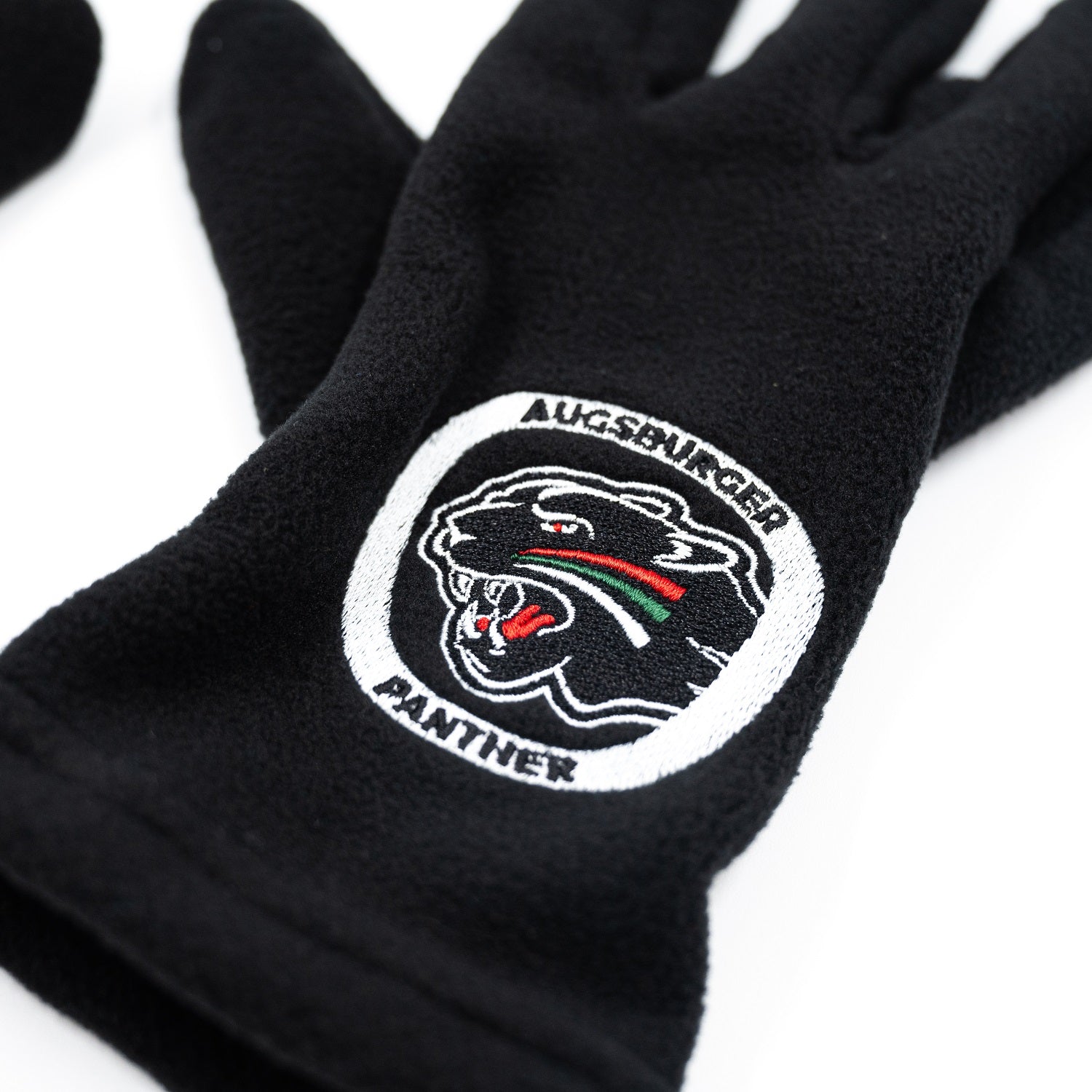 Nahaufnahme des Pantherwappens auf einem Handschuh