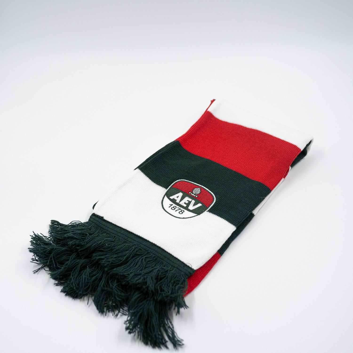 Zusammengelegter Balkenschal mit AEV-Logo und grünen Fransen