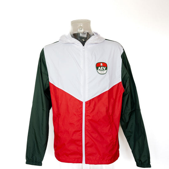 Windjacke mit grünen Ärmeln, weißem Brustbereich und rotem Bereich darunter. Das AEV-Logo ist auf Brusthöhe angebracht.