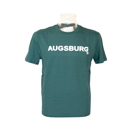 Grünes Shirt mit "AUGSBURG" Schriftzug auf Brusthöhe. Unterhalb des "G" befindet sich das AEV- und das Augsburger Stadtwappen.