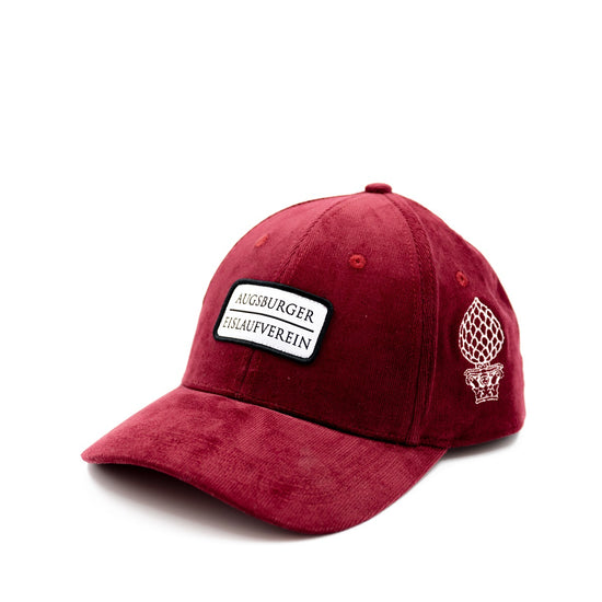 bordeaux-rote Cap mit Badge "Augsburger Eislaufverein" und Zirbelnuss-Stick auf der linken Seite