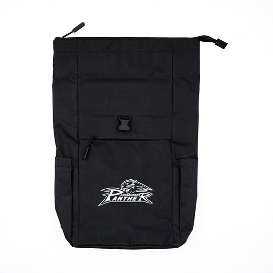 Übersichtsfoto des Rucksacks, zu sehen sind Taschen, Reißverschlüsse und das weiß aufgedruckte Pantherlogo