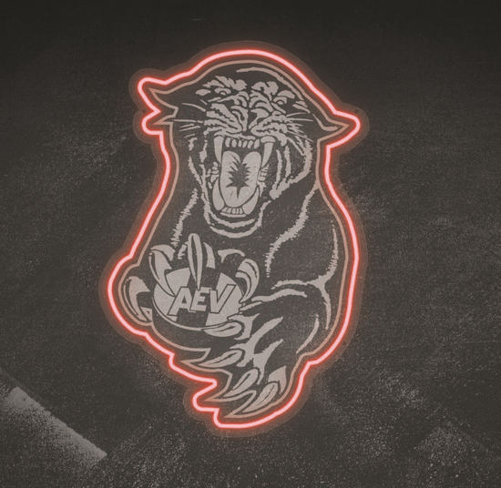 Abbildung des an der Outline des Retro-Panthers rot leuchtenden Wandlichtes