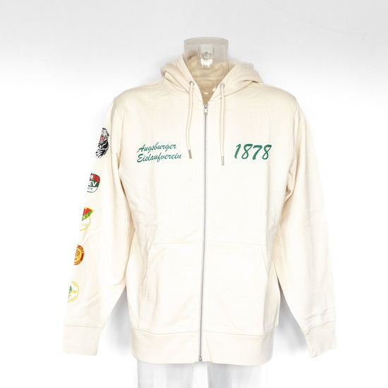 Beige Baumwoll-Kapuzenjacke, mit grünem Augsburger Eislaufverein Schriftzug auf der rechten Brust und 1878 auf der linken Brust. Auf den Ärmeln sind viele Retro AEV- und Pantherlogos zu sehen. 