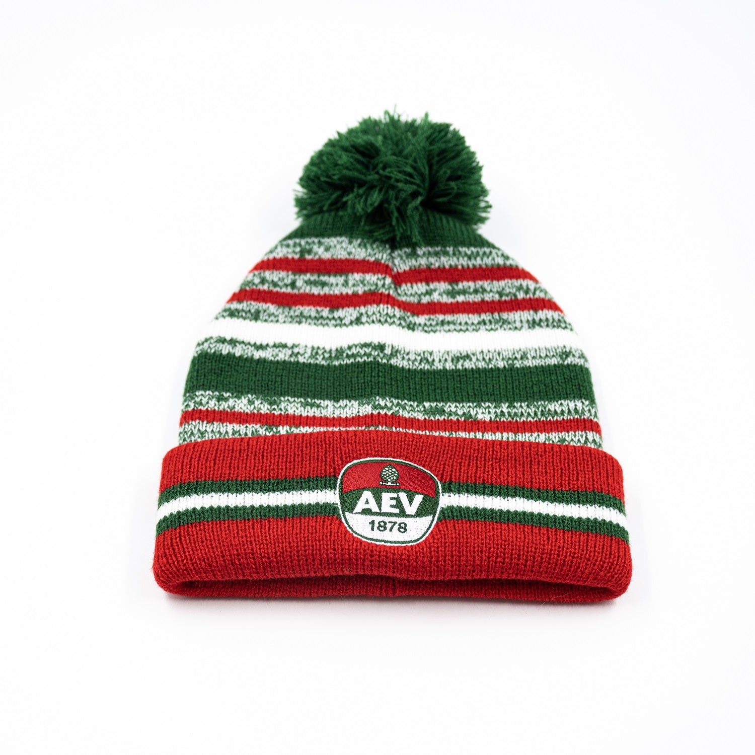 Andere Perspektive: Rot-grün-weiße Mütze mit AEV-Logo-Patch auf der Stirn, grüner Bommel
