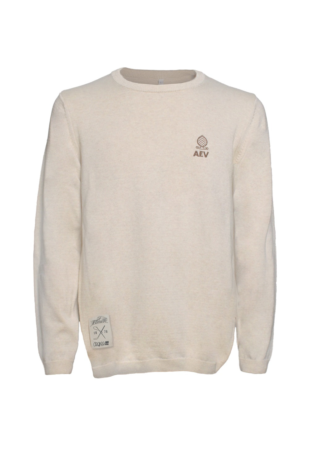 Beiger Strickpullover mit dezentem AEV-Schriftzug unter einer Zirbelnuss auf der Brust.