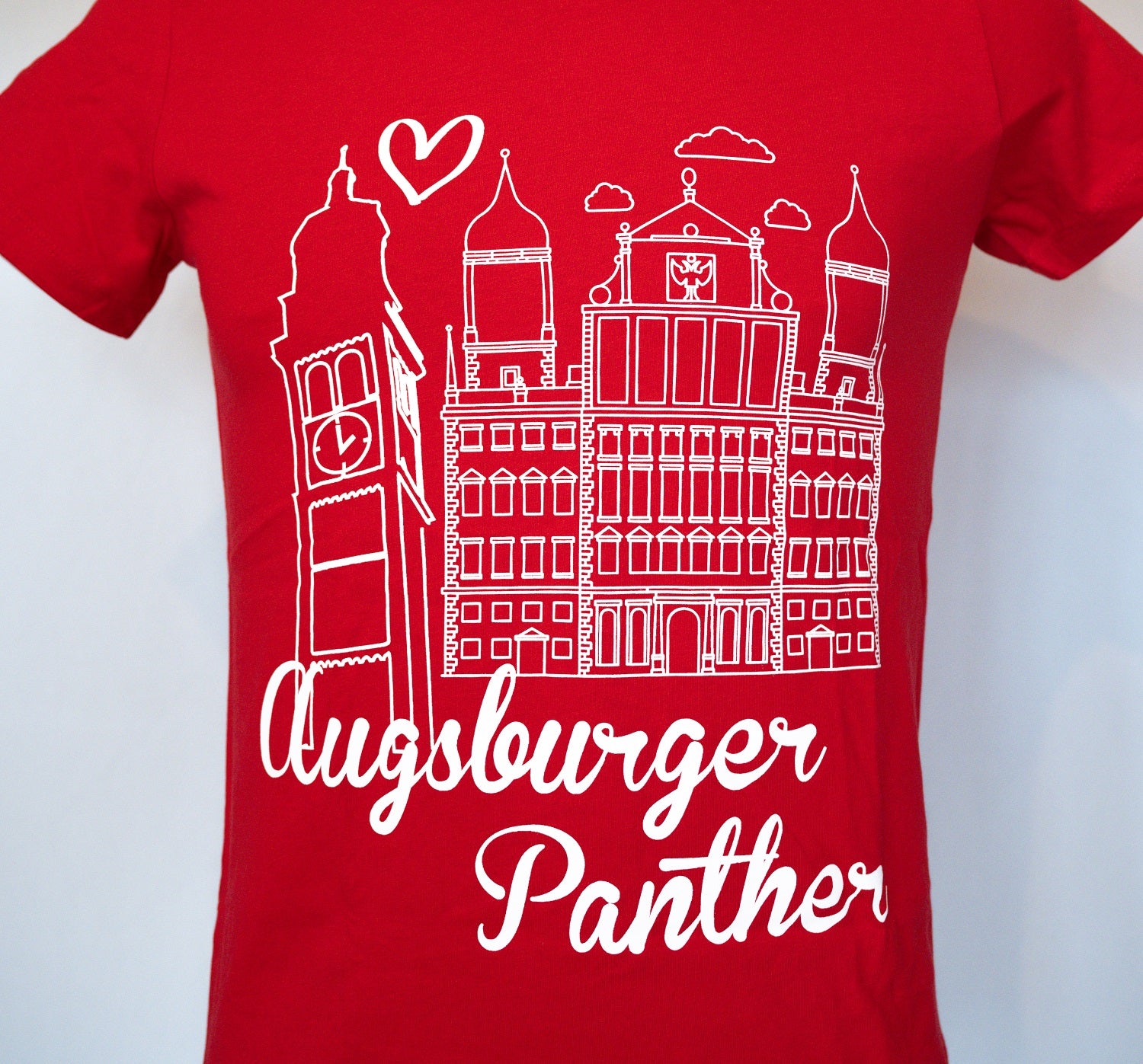 Nahaufnahme auf Perlachturm und Rathaus über dem verschnörkeltem Augsburger Panther Schriftzug.