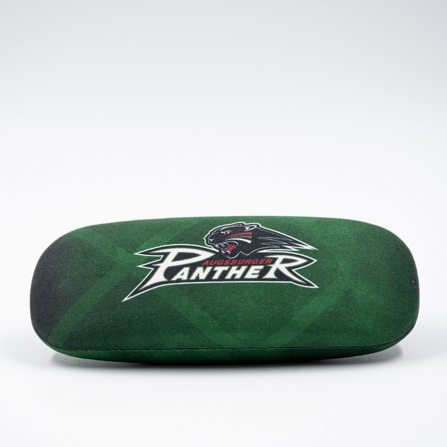 Blick von oben auf das geschlossene grüne Brillenetui mit großem Pantherlogo darauf abgebildet.