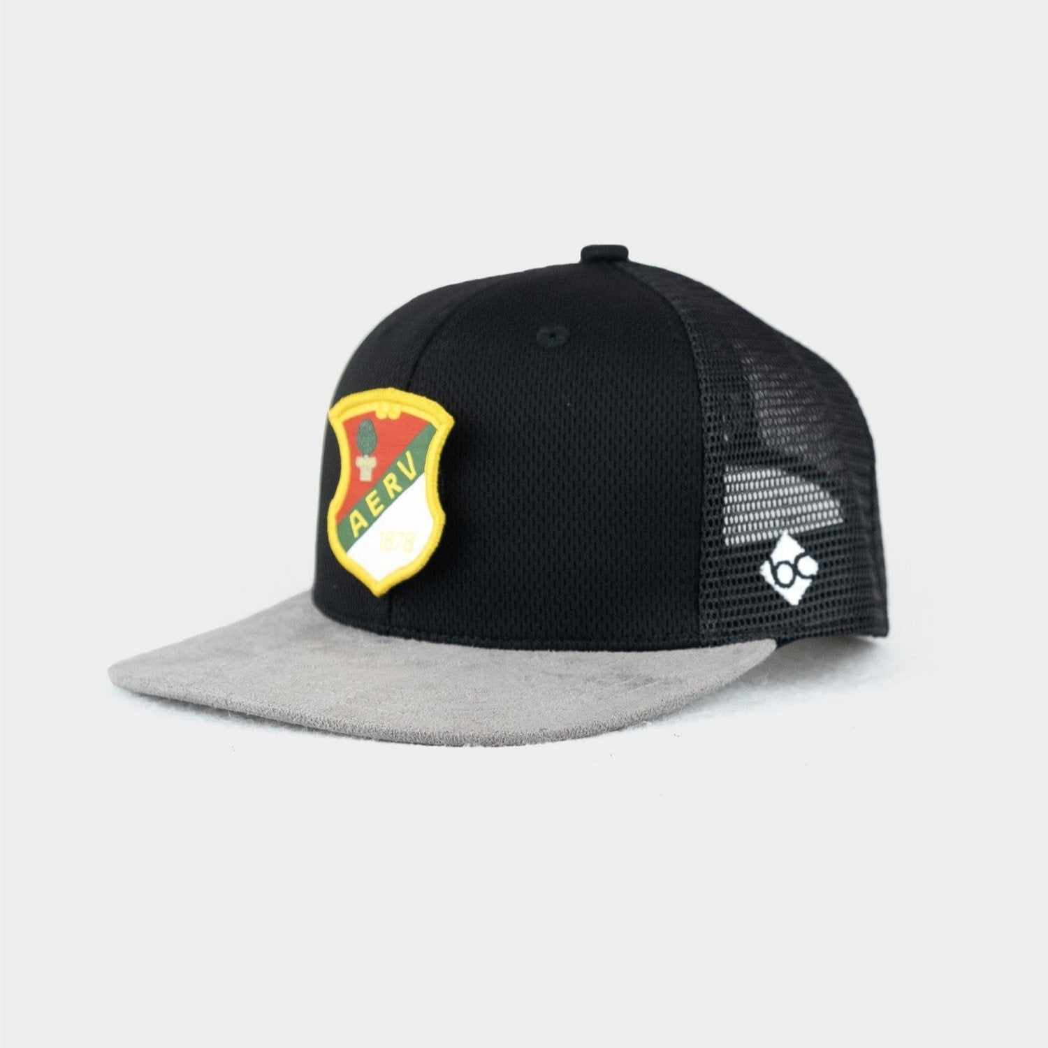 Schwarze Cap mit grauem Schirm, angebracht ist das Retro-AERV-Logo