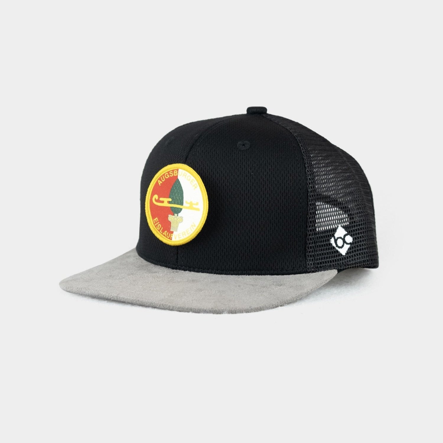 Schwarze Cap mit grauem Schirm, angebracht ist das Retro-AEV-Logo