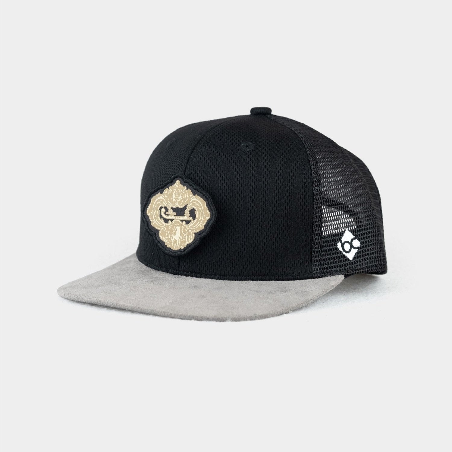Schwarze Cap mit grauem Schirm, angebracht ist die AEV-Plakette