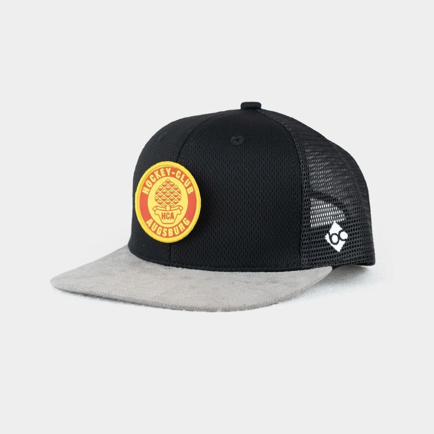 Schwarze Cap mit grauem Schirm, angebracht ist das Retro-HCA-Logo