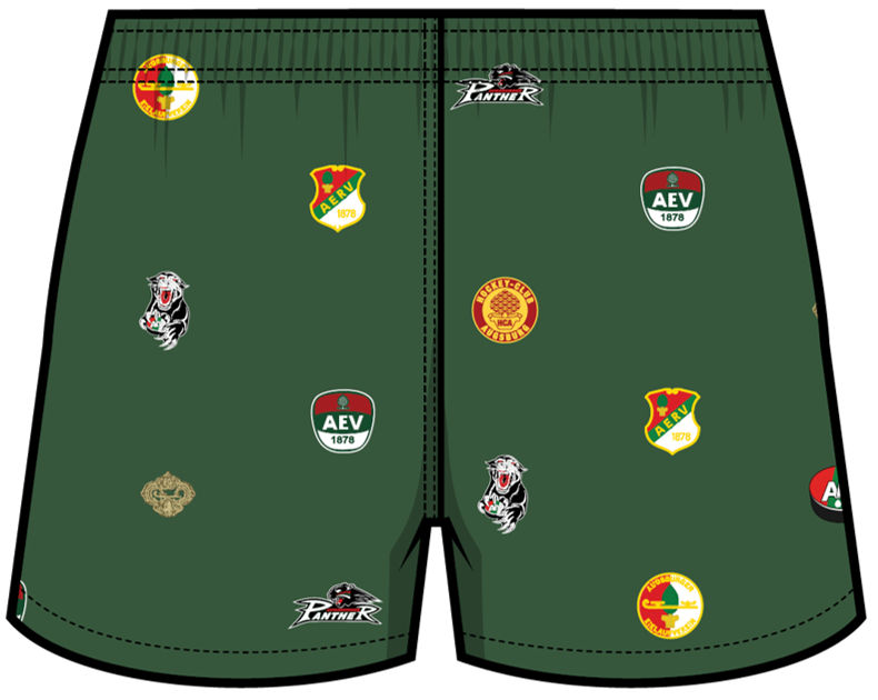 Rückansicht einer grünen Badeshort mit Ansammlung vieler Logos der Augsburger Eishockeygeschichte