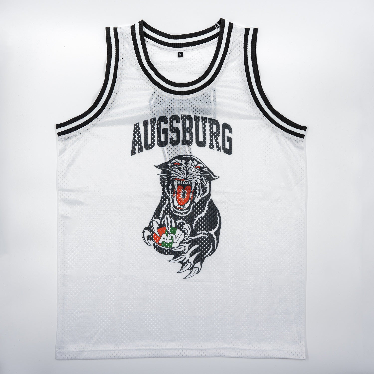 Basketnallshirt aus Netz-Stoff mit großem Augsburg-Schriftzug und Retro-Panther auf der Brust. Auf dem Rücken ist die 7.