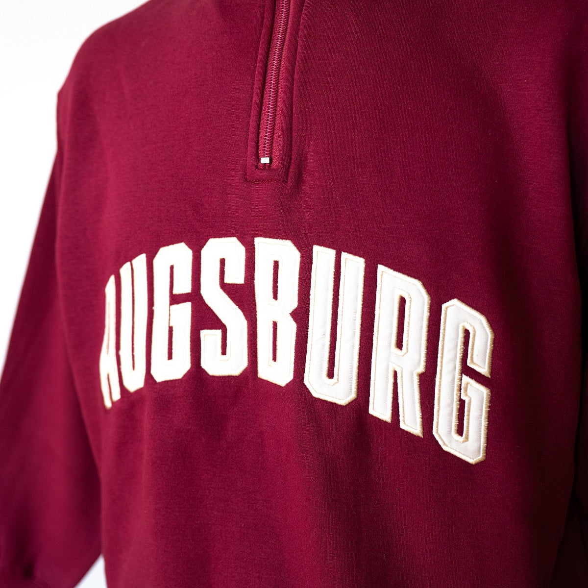 Nahaufnahme des "AUGSBURG" Schriftzuges.