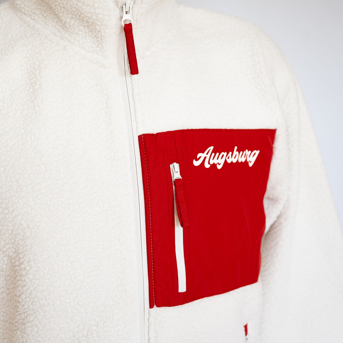 Brusttasche der Jacke mit "AUGSBURG" Schriftzug