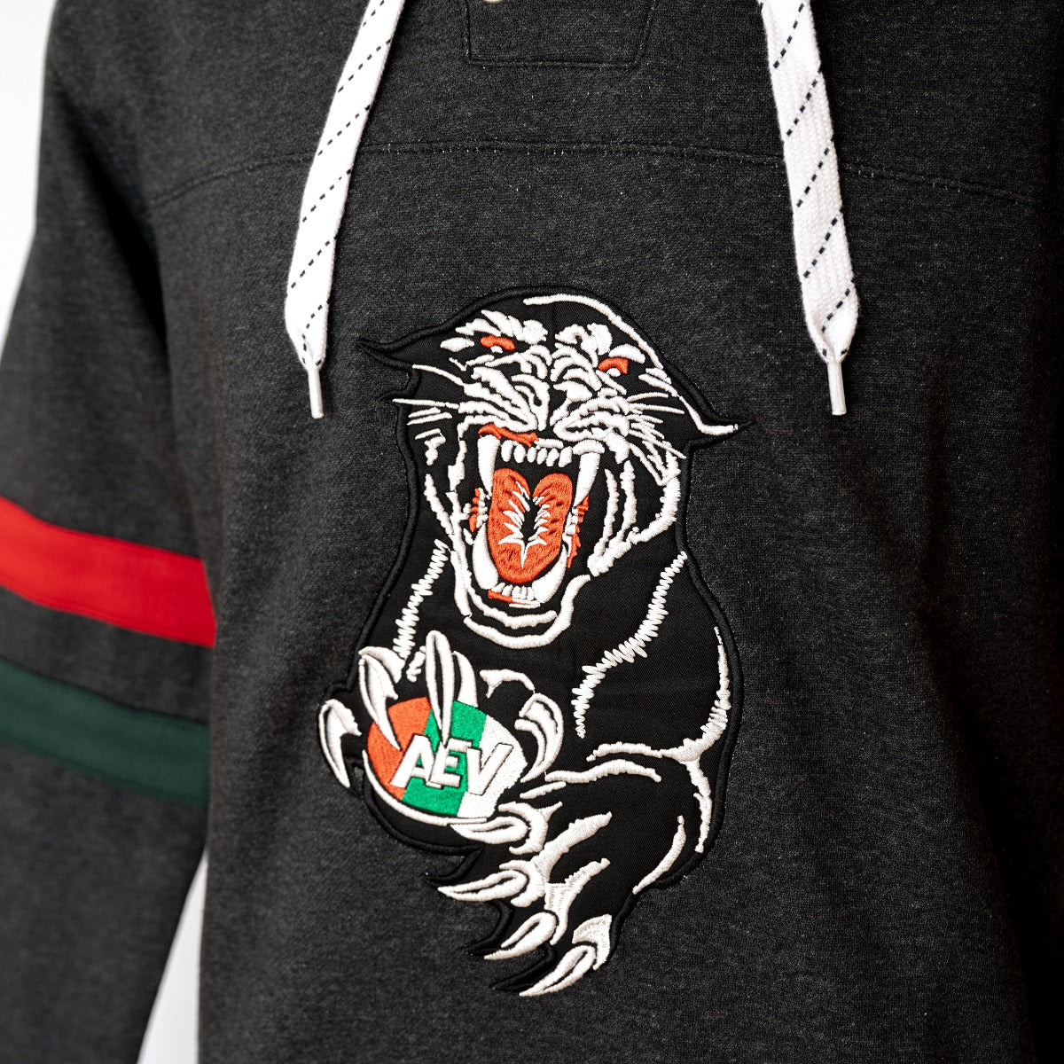 Retro-Panther Stick auf dem Hoody