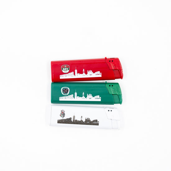 rotes Feuerzeug mit AEV-Logo und Skyline, grünes Feuerzeug mit Pantherwappen und Skyline sowie weißes Feuerzeug mit Retro-Panther und Skyline