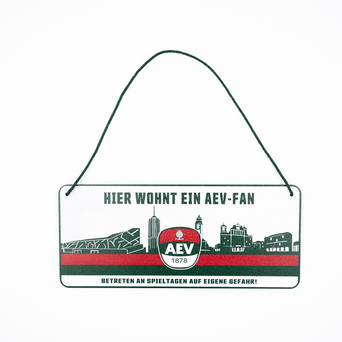 Auf dem Holzschild ist der Schriftzug "Hier wohnt ein AEV-Fan, betreten an Spieltagen auf eigene Gefahr" samt Skyline und AEV-Logo abgebildet