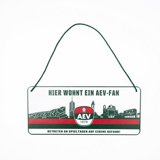 Auf dem Holzschild ist der Schriftzug "Hier wohnt ein AEV-Fan, betreten an Spieltagen auf eigene Gefahr" samt Skyline und AEV-Logo abgebildet
