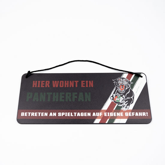 Schriftzug "Hier wohnt ein Pantherfan, betreten an Spieltagen auf eigene Gefahr" mit Retro-Panther auf schwarzem Hintergrund