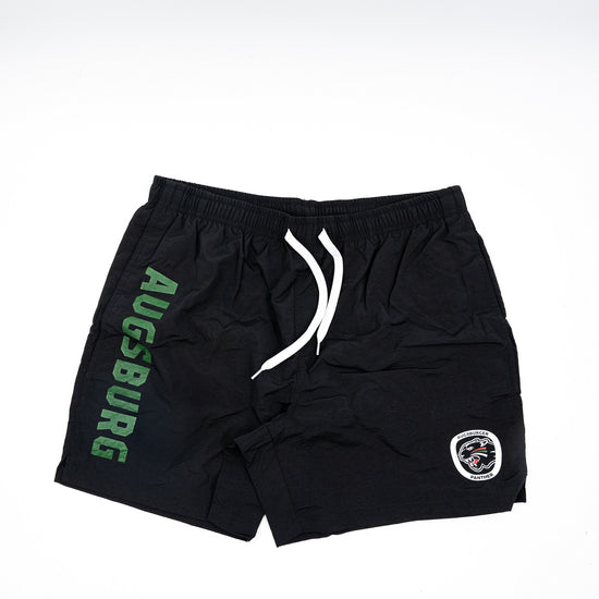 Schwarze Badeshort mit grünem vertikalem Augsburg-Schriftzug auf dem rechten Oberschenkel, auf dem linken das Pantherwappen