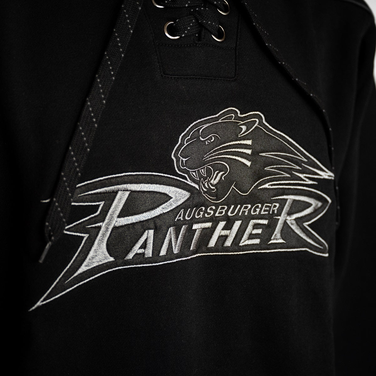 Nahaufnahme des gestickten Logos der Augsburger Panther auf dem Hoody.