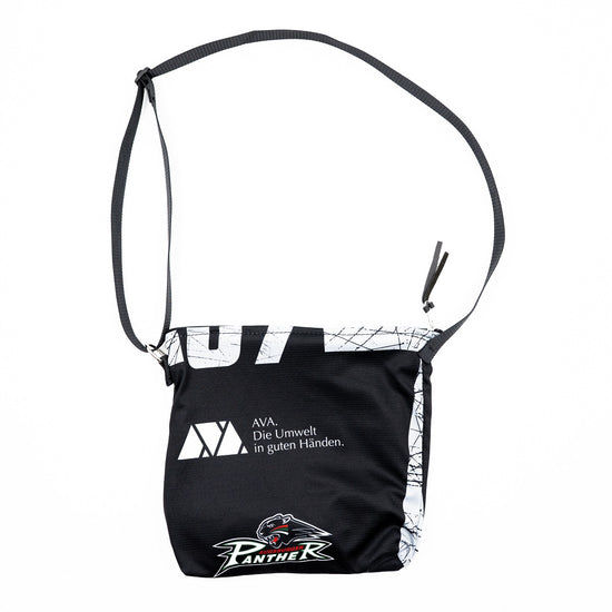 Ansicht der Upcycling Handtasche mit einem verarbeiteten CFS-Trikot aus der Saison 2025-26